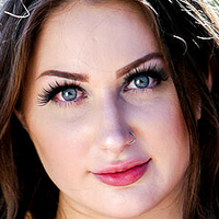 Bella Blows Naken