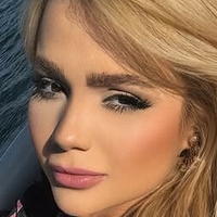 Debora Julia Naken