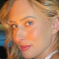 Elle T Naken