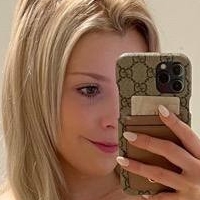 Feliz Nicole Naken