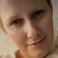 Flora Freyr Naken