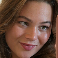 lola-sophie Naken