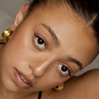 Mahalia Naken
