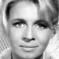 Salome Jens Naken