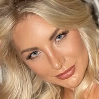 Shayna Holt Naken