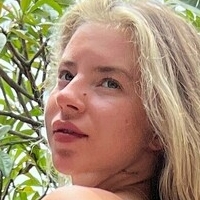 travelchelle Naken