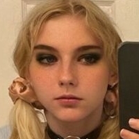 zoe Naken